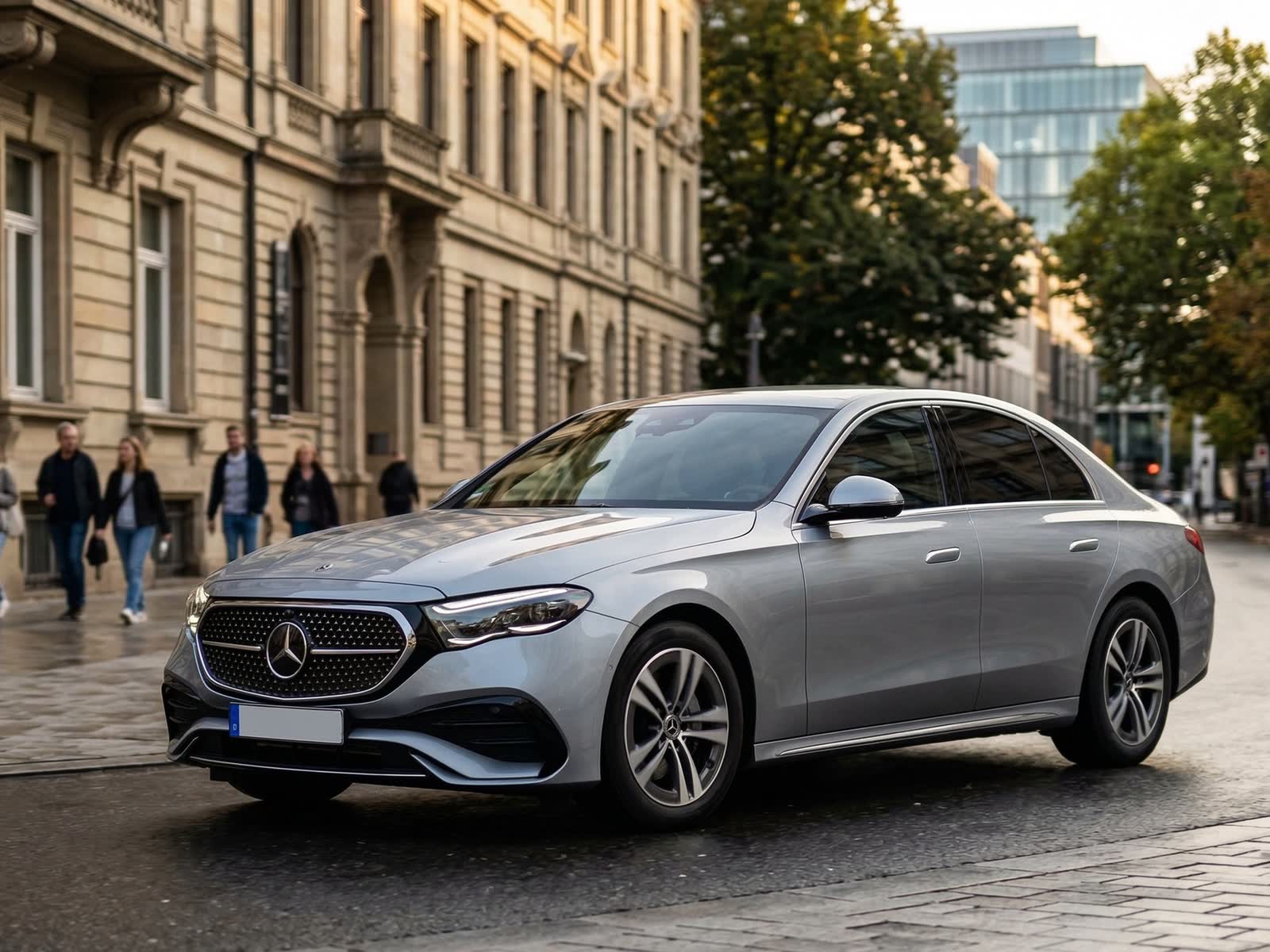 Серебристый Mercedes-Benz E-класса на городской улице
